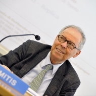 il prof. Simitis, primo relatore